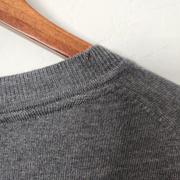 The Men's Store Bloomingdale's Men's Long Sleeve V-neck Sweater Size XL - Picture 4 of 6